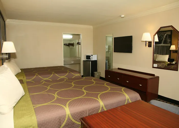 Super 8 By Wyndham Tyler Tx